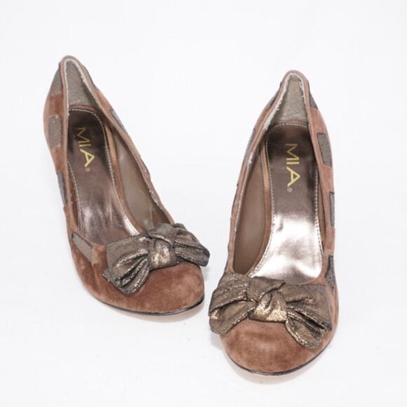 MIAÂ BrownâSuede Round Toe Pumps with MetallicâBow, Size 8 - Picture 3 of 13